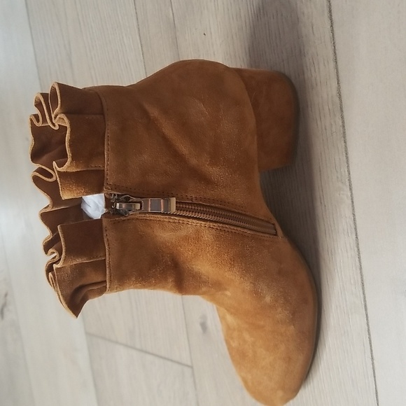 Silent D Women's suede booties with ruffled edge sz 6 mustard - Picture 5 of 11